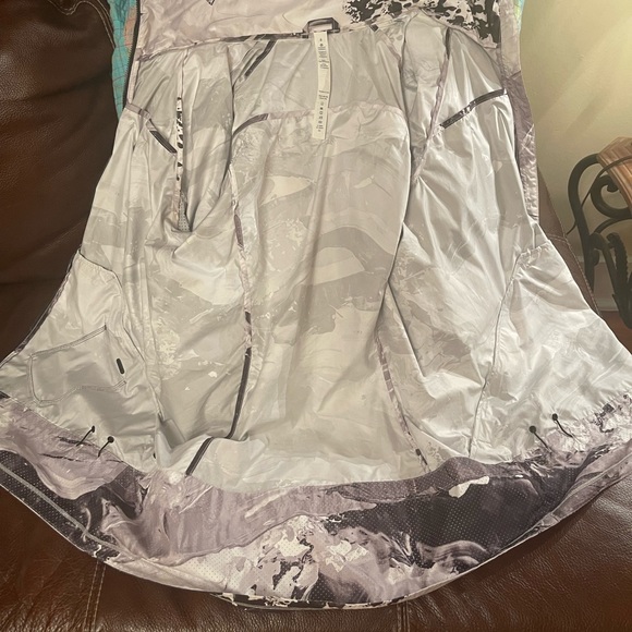 Lululemon jacket - Picture 9 of 10